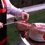 Kan jeg bruge et pizzahjul til at skære andre bagte retter udover pizza?